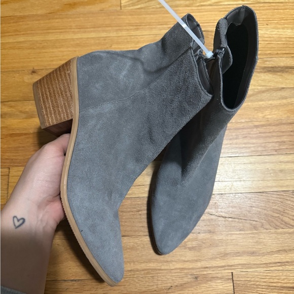 Lisa Vicky | Sunny-V Pointed Toe Bootie - Picture 3 of 6